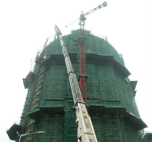 尼勒克吊车在工地上作业